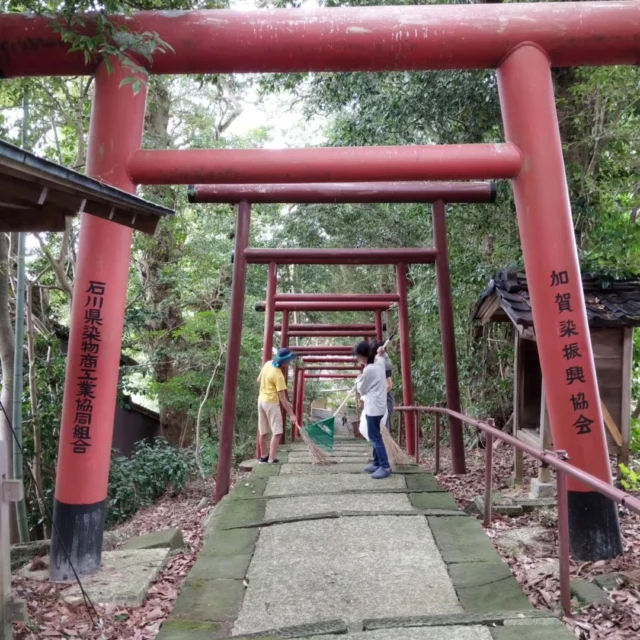 今日は久々に龍谷寺の境内お掃除ボランティア✨
落ち葉を掃いたり、こけをはがしたり、お堂の中を片付けたり、丸一日かけて綺麗にしてきました。
お昼にご馳走していただいた豚汁が絶品でした❤️
午後からはフリースクール「いろり」の生徒さん達ともボランティア交流でき、くたびれましたが有意義でした。

明日から3日間、このエリアでは「三寺祭り」が開催され、いろんなイベント目白押しのようです。
お寺の趣きも格別ですし、秋のお出かけに是非お越しください🥰

#フリースクール #自然学校 #ボランティア #自然の中で学ぶ #不登校 #楽しい学校 #教育 #学校教育 #石川県フリースクール #金沢市フリースクール #龍国寺 #石川県 #金沢 #白山市 #ワンネススクール #三寺祭り