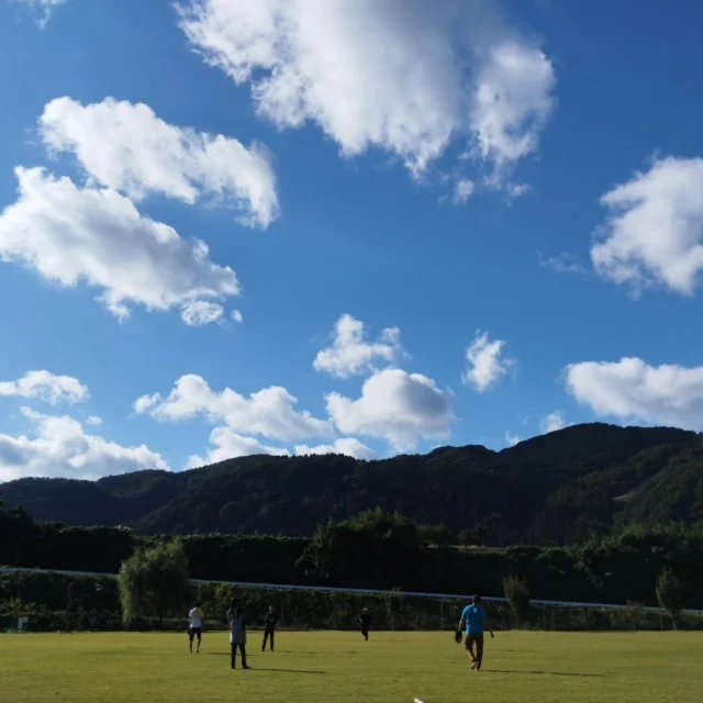 今月17日にソフトボール大会があるので、今日は練習⚾️
ソフトをしない女子たちはエモい写真を撮ってましたw
気持ちのいい秋晴れ✨

#フリースクール #自然学校 #自然の中で学ぶ #不登校 #楽しい学校 #教育 #学校教育 #石川県フリースクール #金沢市フリースクール #石川県 #金沢 #白山市 #自然体験 #里山 #里山の暮らし #里山の風景 #ワンネススクール #秋の散歩 #ソフトボール #ソフト練習